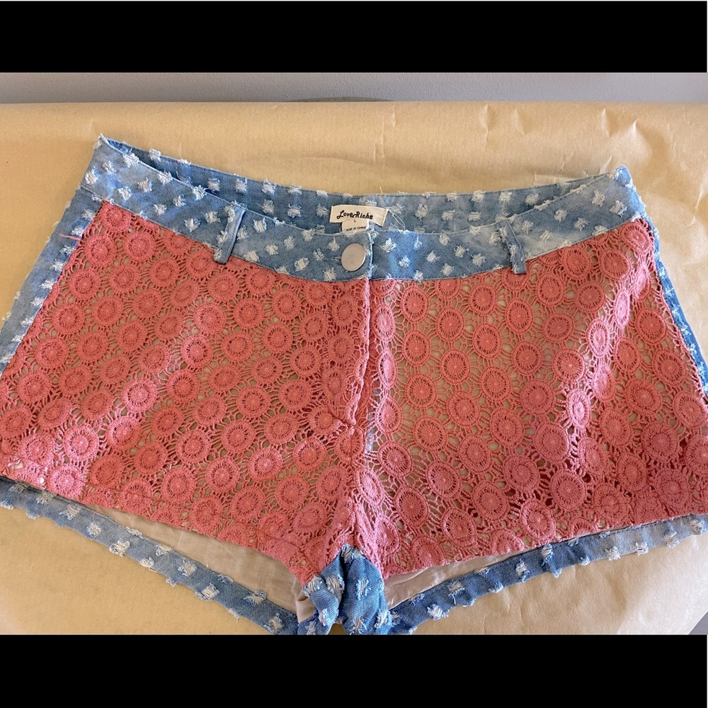 Love Riche cotton shorts with pink macrame and distressed look
